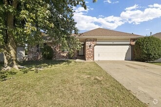 Building Photo - 617 SE Hills Ct