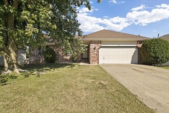 Building Photo - 617 SE Hills Ct