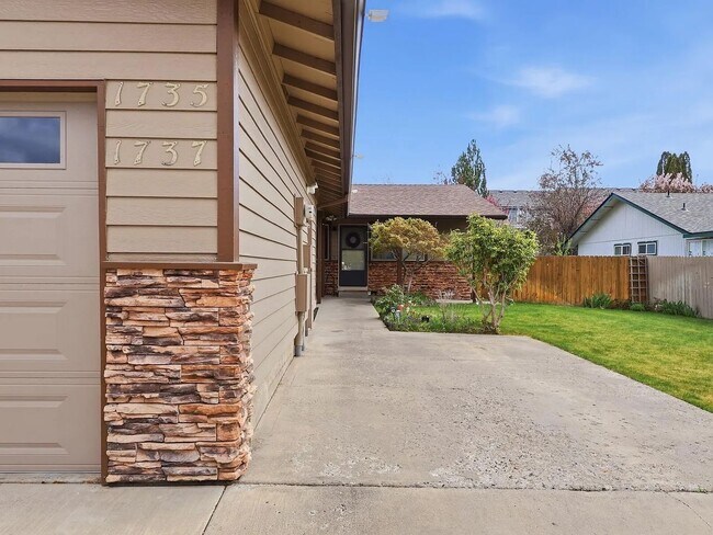 Foto del edificio - 1737-1737 NE Wichita Way