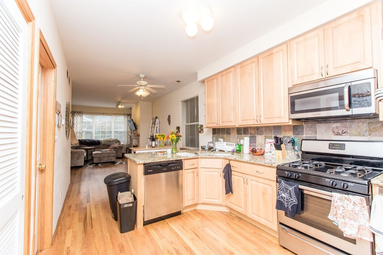 Condo Quality 3Bed/2bath in Wicker Park! In-Unit Laundry! Central Air! Blue Line! - Condo Quality 3Bed/2bath in Wicker Park! In-Unit Laundry! Central Air! Blue Line!