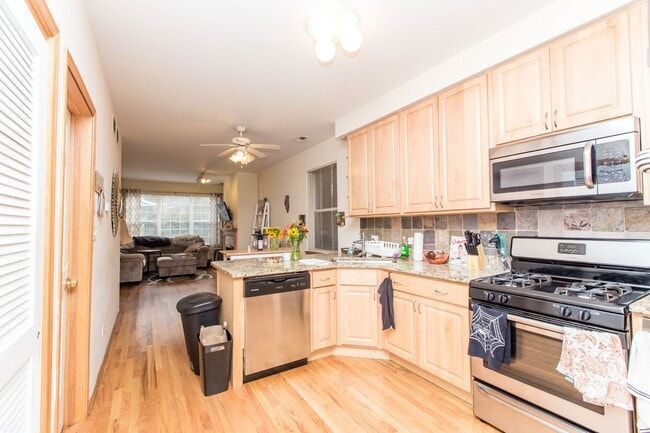 Condo Quality 3Bed/2bath in Wicker Park! In-Unit Laundry! Central Air! Blue Line! - Condo Quality 3Bed/2bath in Wicker Park! In-Unit Laundry! Central Air! Blue Line!