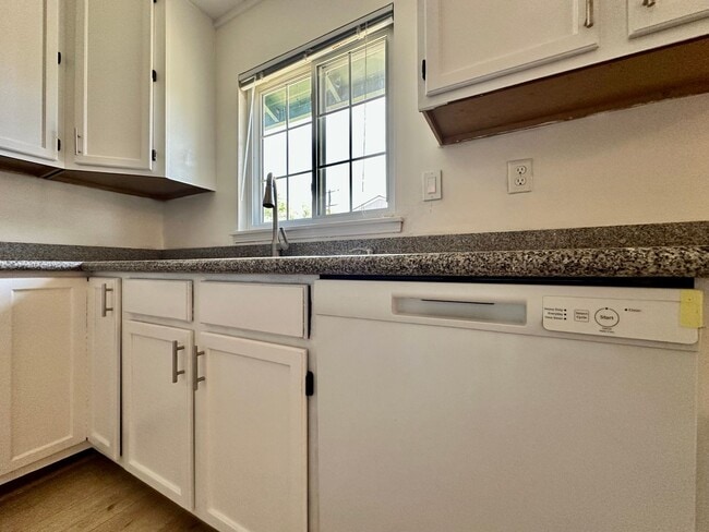 Building Photo - Updated 3 Bed 1 Bath Concord Home in Cante...