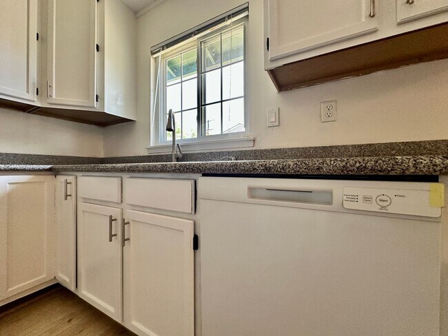 Foto del edificio - Updated 3 Bed 1 Bath Concord Home in Canterbury Village Neighborhood - Expansive Corner Lot!