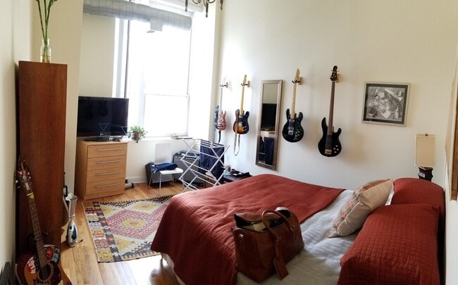 Building Photo - Huge 3 Bedroom Apartment. Amazing Location. Bright and Sunny