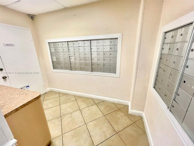 Foto del edificio - 2555 NE 11th St