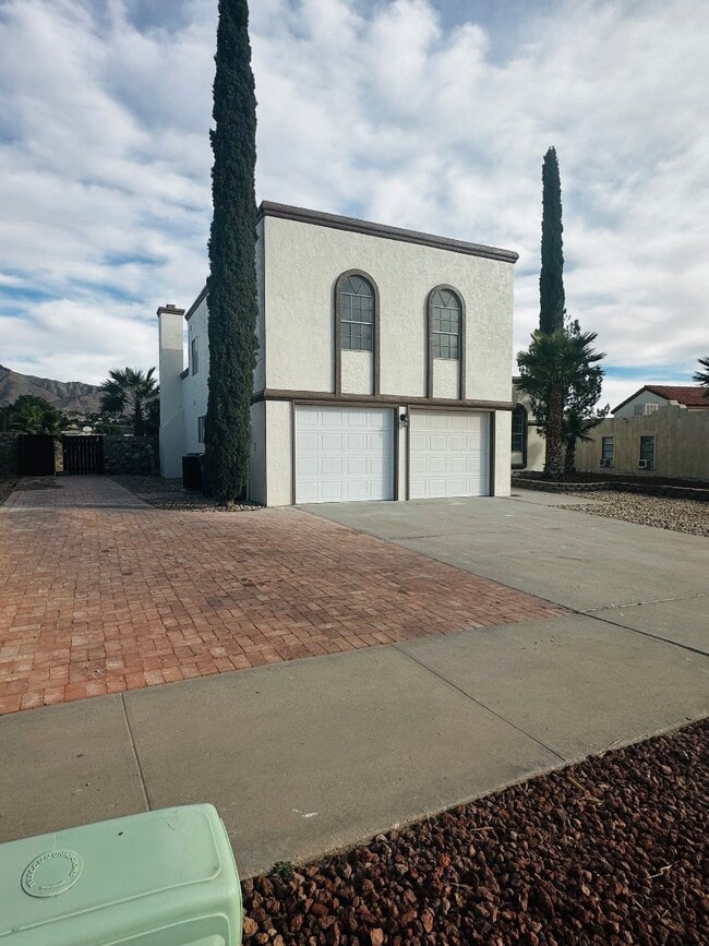 Building Photo - 704 Espolon Dr