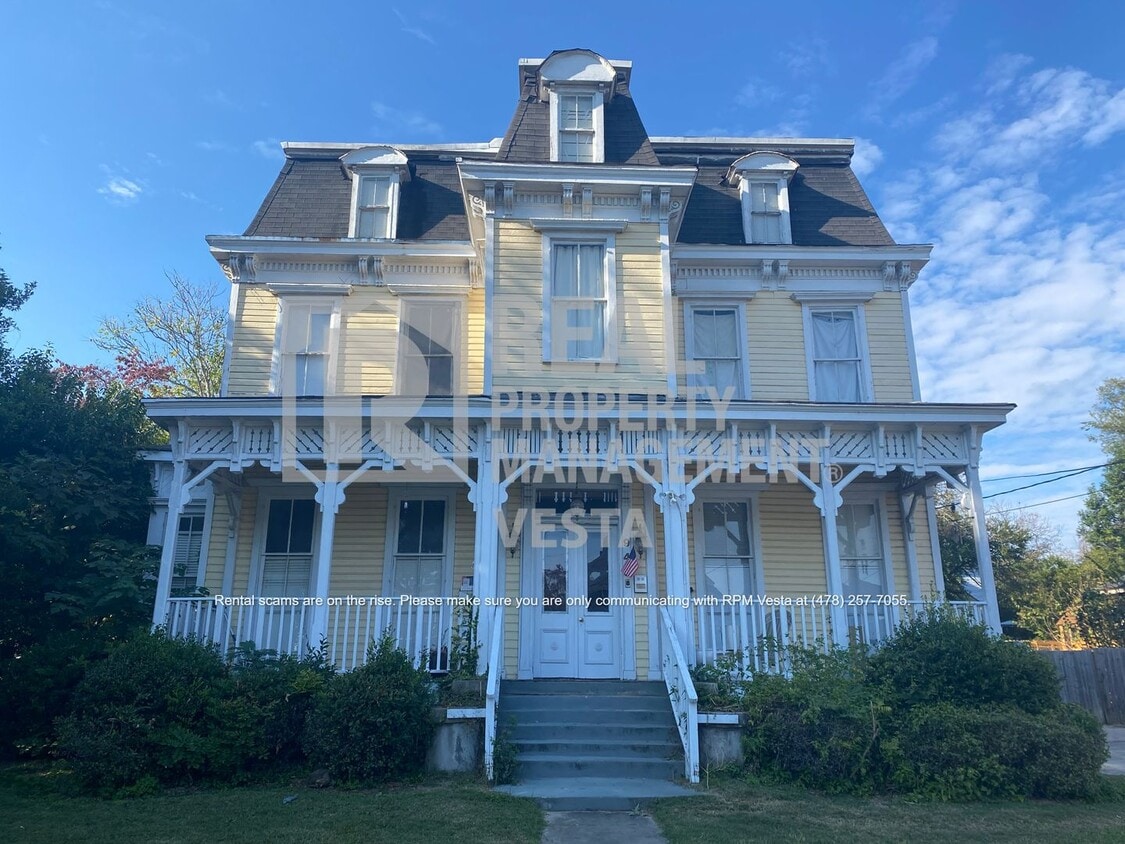 Primary Photo - One Bedroom Apartment in Great Downtown Lo...