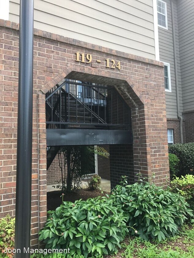 Foto principal - 2 br, 2 bath House - 119 West End Place