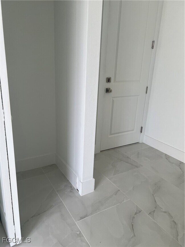 Building Photo - 464 Eisenhower Blvd