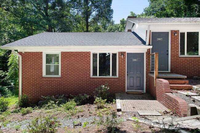 Foto del edificio - Spacious 1 Bedroom Duplex close to UNC Campus - Updated, Pet Friendly, Private Wooded Lot!