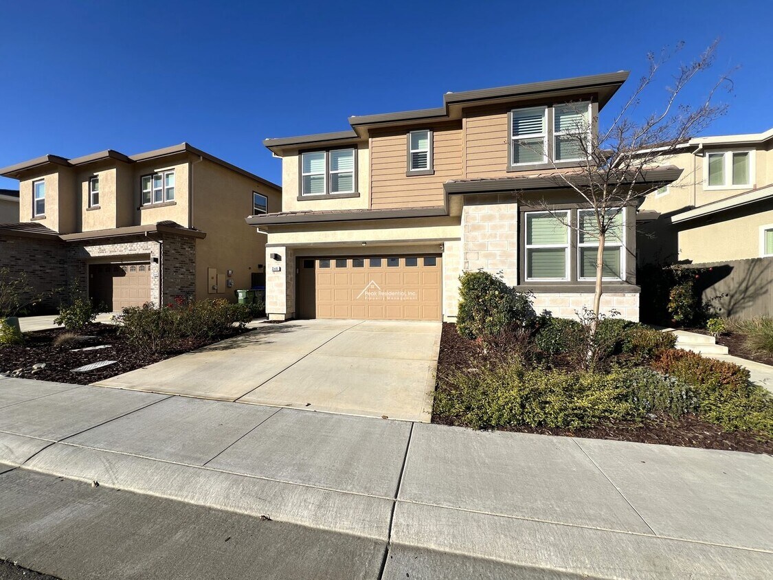Foto principal - Beautiful Folsom 3bd/3ba Home with Loft an...