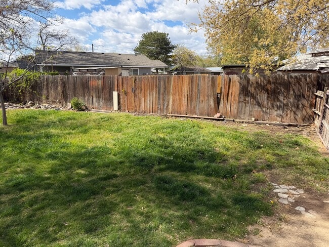 Building Photo - 919 Snow