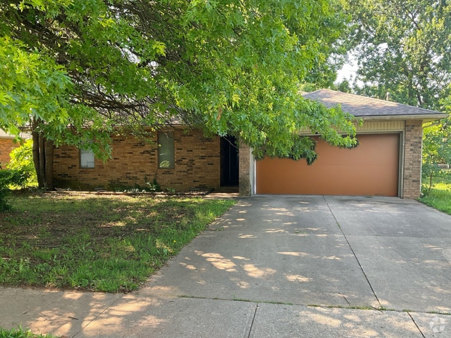 Building Photo - 1112 W McGee St