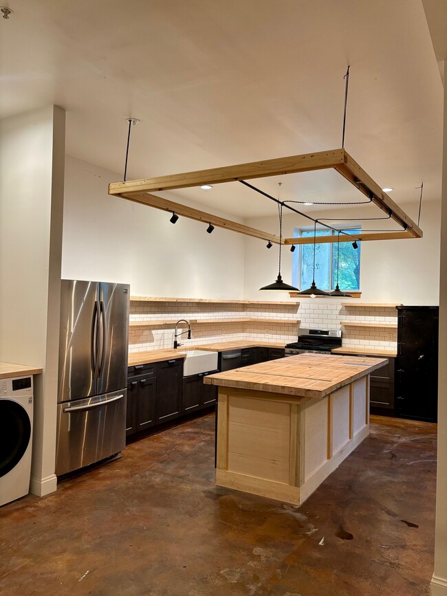 Building Photo - 8 Main St