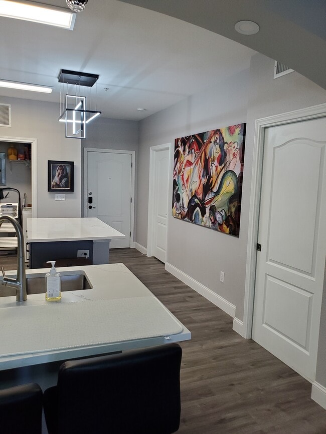Walk In Entrance - 2505 San Gabriel