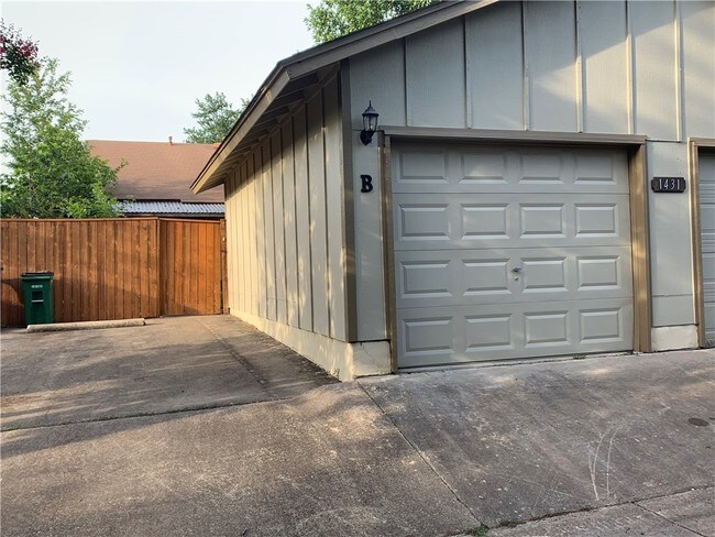 Building Photo - 1431 W Braker Ln