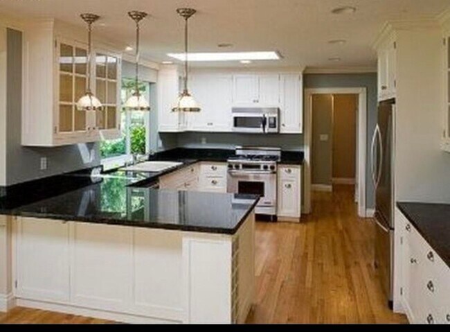 Foto del edificio - Spacious & light filled home with a garage, backyard, storage & hardwood floors throughout