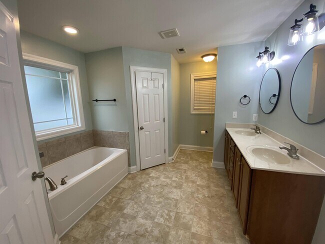 Foto del edificio - 425 Peregrine Ridge Dr