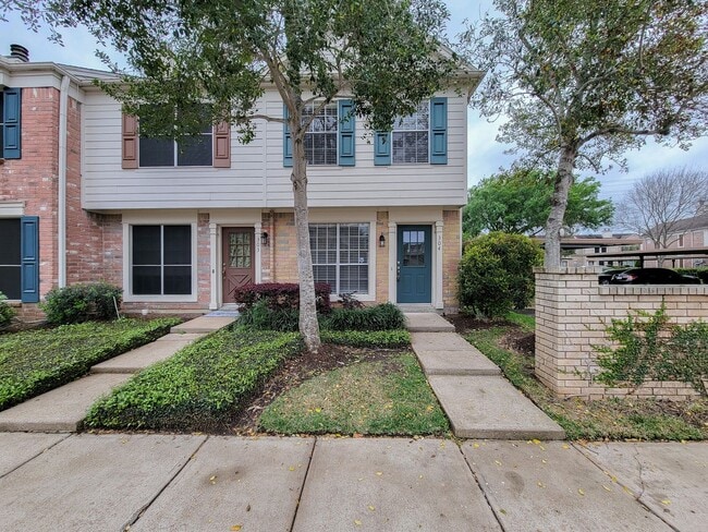 Building Photo - Welcome to This Charming Townhome Nestled ...