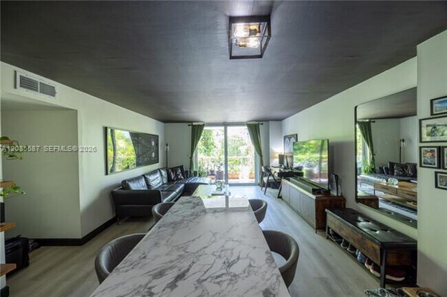 Foto del edificio - 6801 Indian Creek Dr