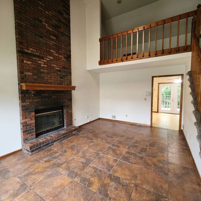 Building Photo - New Price! 2 Bedroom, 1.5 Bathroom Duplex ...