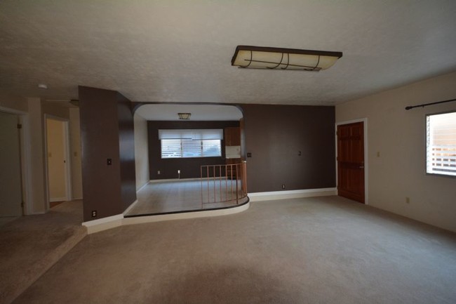 Building Photo - 2/1/2 Immaculate Downstairs Unit w/ Split ...