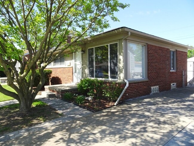 Building Photo - 28833 Hollywood