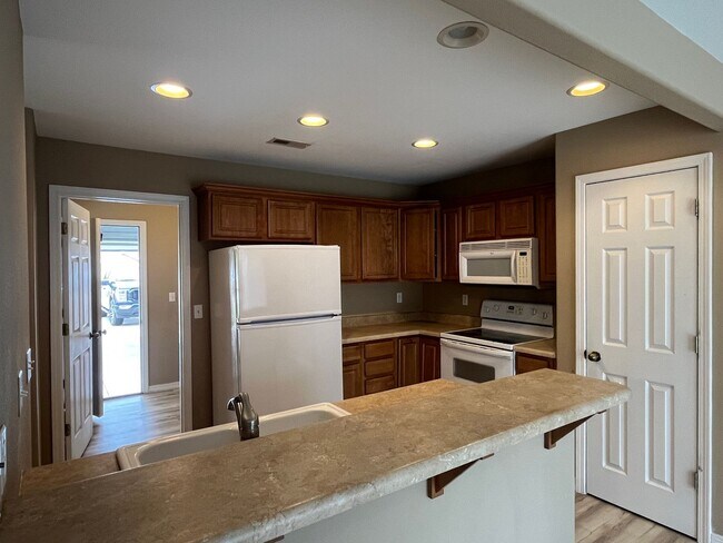 Foto del edificio - COMING SOON 3 Bedrooms 3 Bathrooms AND A 3...