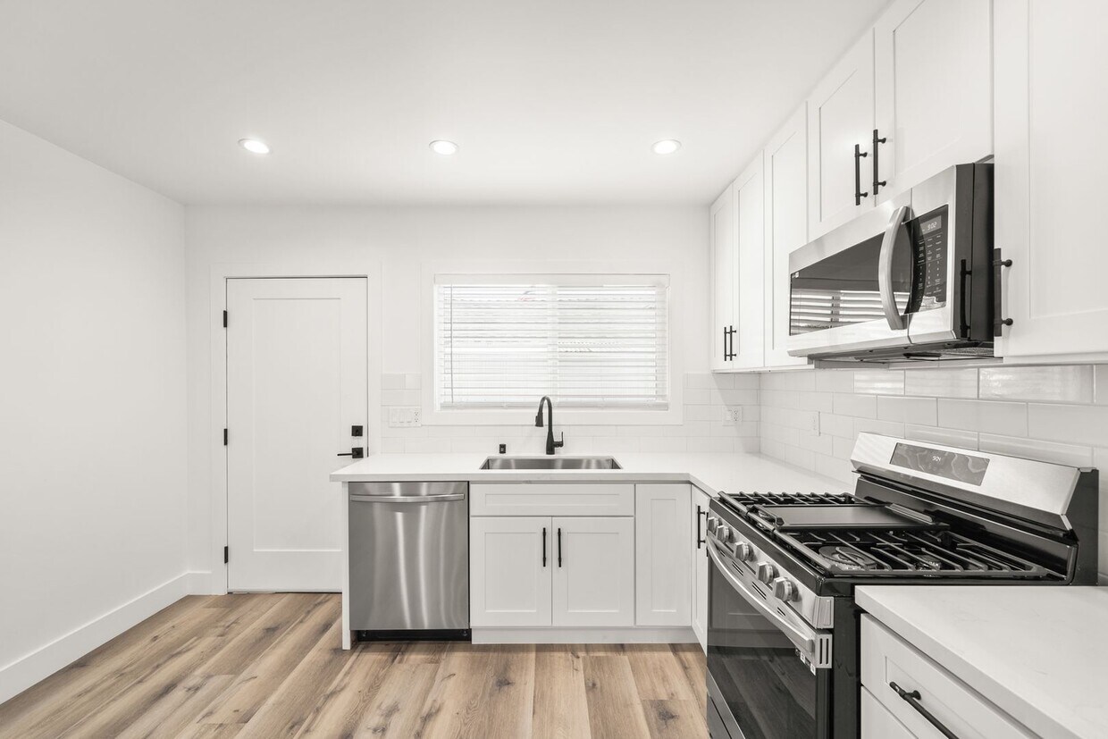 Foto principal - 3504 Sandwood St