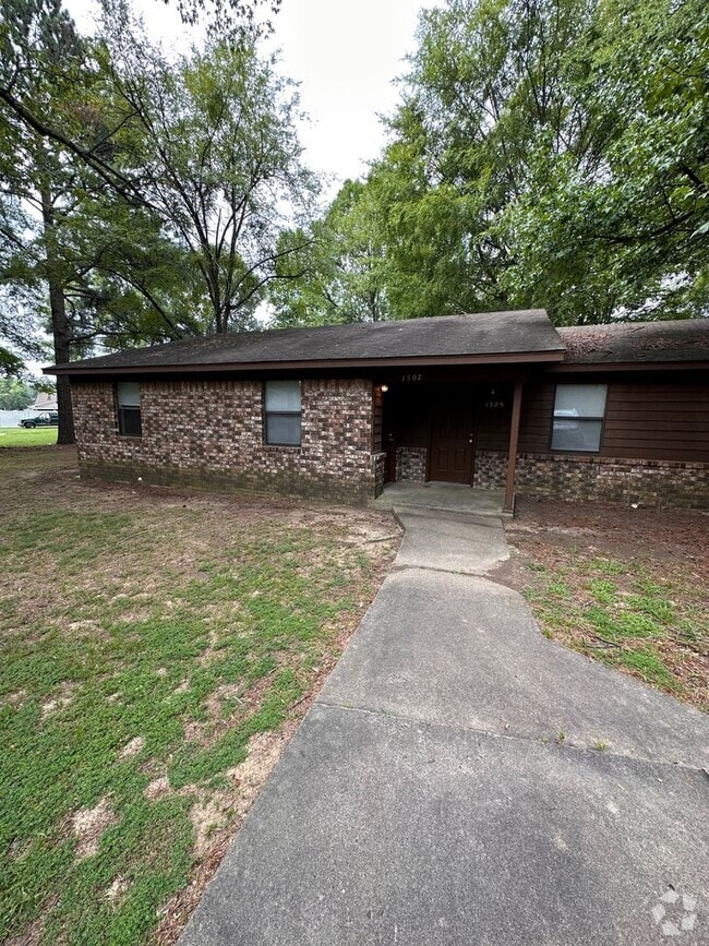 Building Photo - 1507 University Dr