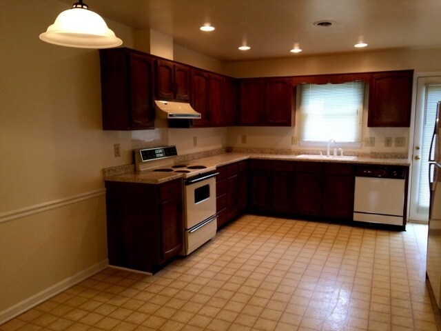 Building Photo - Outstanding 2BR End Unit Brown Quarters to...