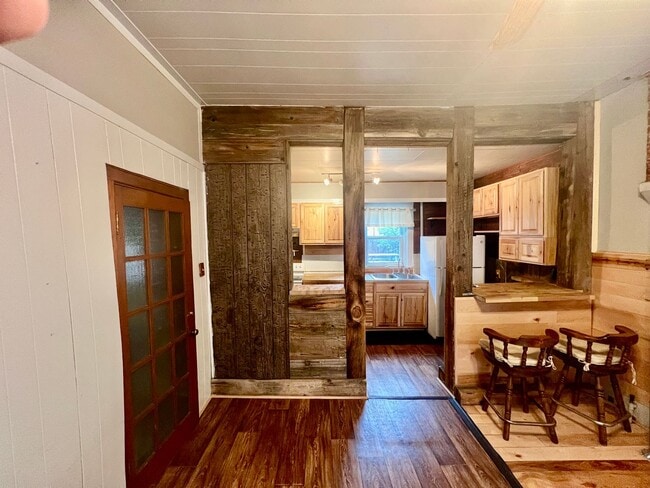 Foto del edificio - Dog Friendly, 3 Bed 1 Bath Single Family Home with Beautiful Hardwood Floors and Fenced Yard!!