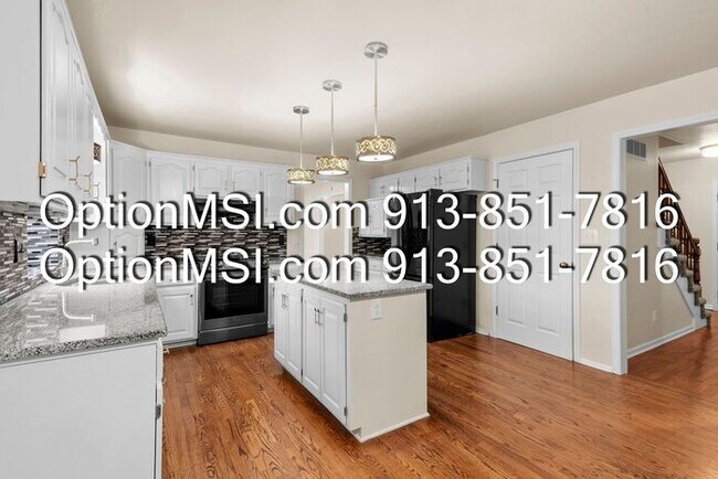 Foto del edificio - Welcome home to this charming two-story in South Woods subdivision