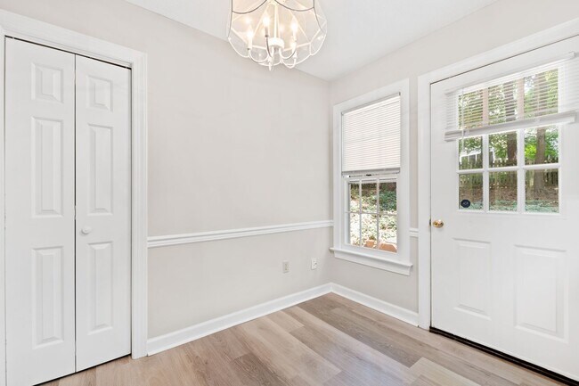 Foto del edificio - 3-Bedroom Home for in Cary – Close to Down...