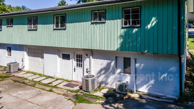 Foto del edificio - 708 Dutch Valley Drive Northeast - 1