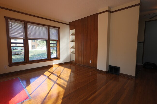 estantería en la sala de estar - 2623 Terrace Rd