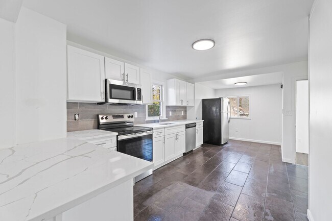 Foto del edificio - Welcome Home to a 2 bath 4 bedroom  home