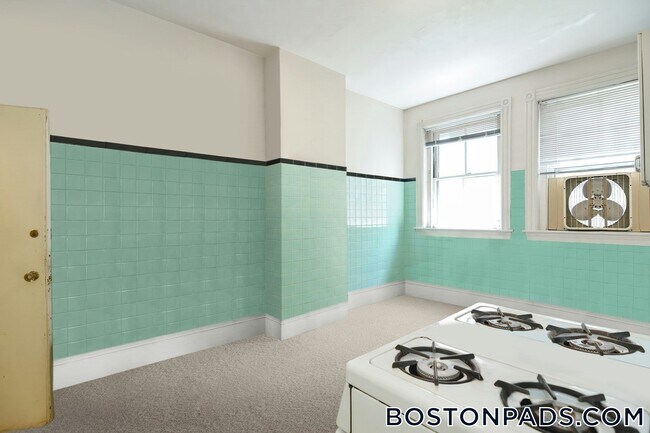 Building Photo - 923 Beacon St
