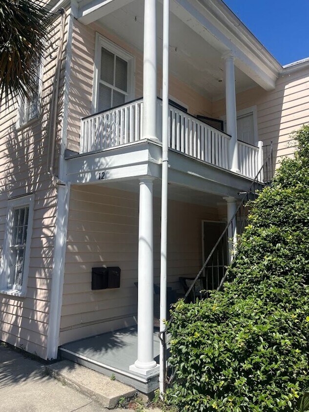 Foto principal - Available 6/9. Great 2 BR/1 BA Apartment A...
