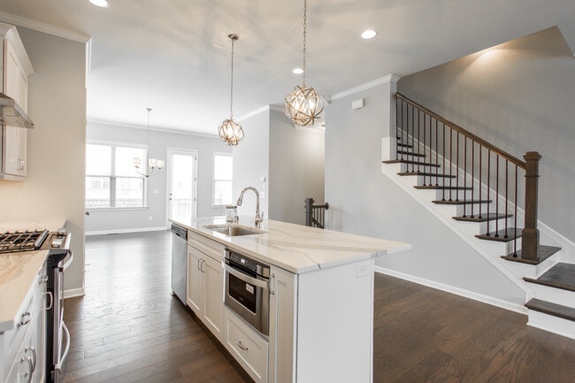 Building Photo - Roswell Townhome in Sought After Harlow Community!