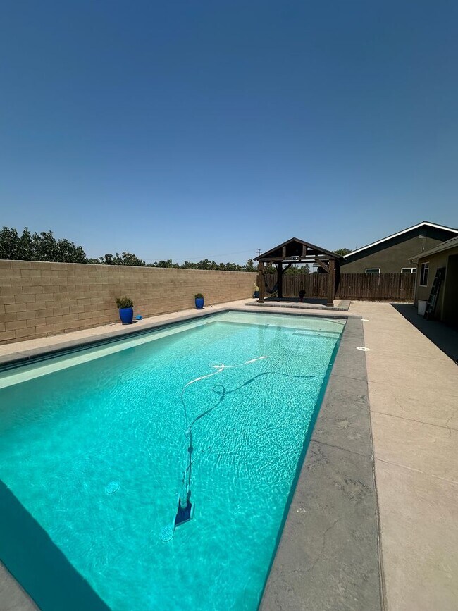 Building Photo - 4 bedroom 2 bath home in quiet Hanford neighborhood
