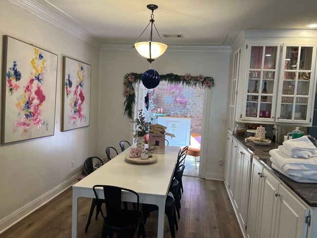 Building Photo - 6 Bedroom Pierce Ave