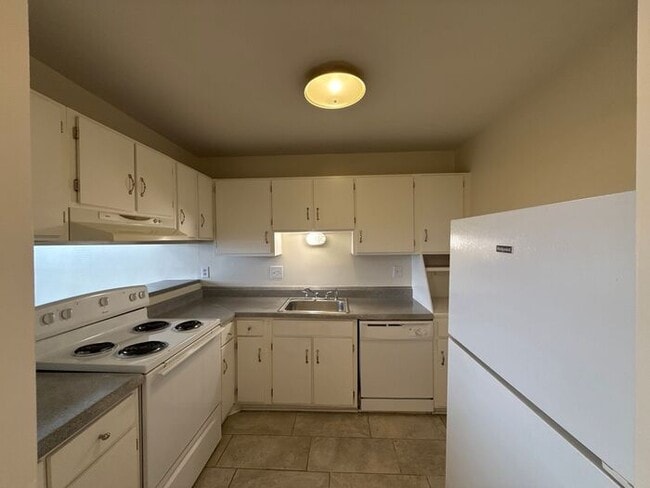 Building Photo - Woodmere Conds - Merry Oaks