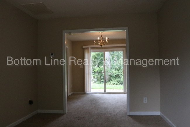 Building Photo - Large Family Home Now Available!