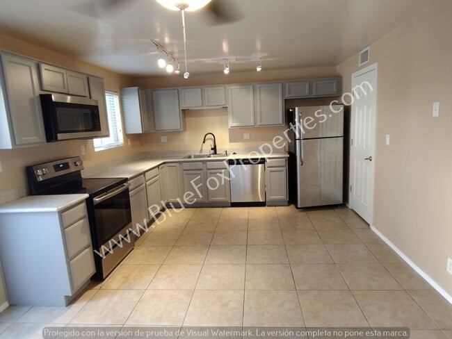 Foto del edificio - Two Story Townhome, 3 Bed and 1 1/2 Bath