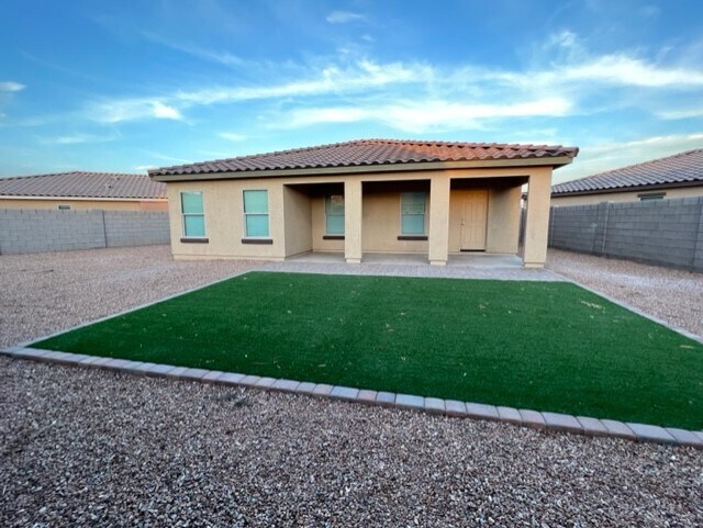 El patio trasero tiene césped artificial. - 1035 W Carnoustie Ct