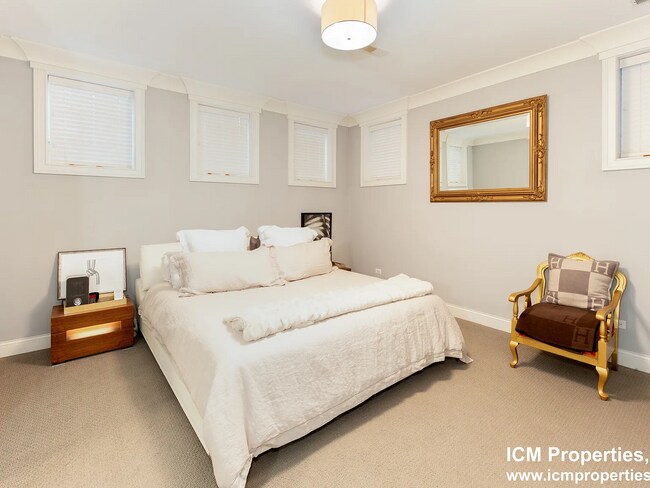 Foto del edificio - 1241 W Oakdale Ave
