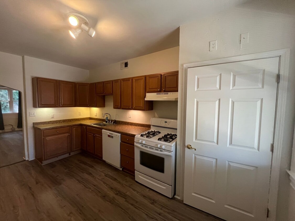 Primary Photo - Spacious Updated 4BED/3BATH In Southside -...