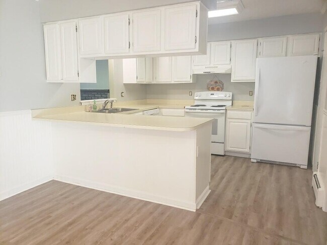 Large kitchen - 723 Peachtree Pl