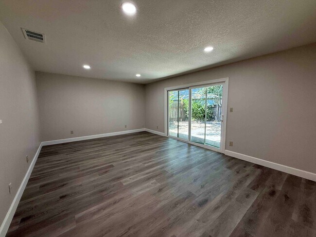 Foto del edificio - Natomas 4 Bedroom 2 Bath Close to Everything